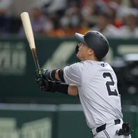 　３回、右越えに先制ソロを放つ吉川（撮影・西岡正）