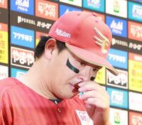 　お立ち台で感極まる浅村（撮影・金田祐二）