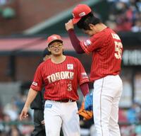 　勝利し笑顔の浅村（撮影・金田祐二）