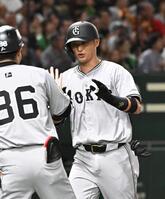 　３回、先制の本塁打を放ち、古城コーチ（左）に迎えられる吉川