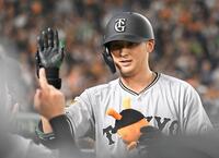 　３回、先制の本塁打を放ちナインに迎えられる吉川