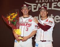 　則本から２０００安打を祝福される浅村（撮影・金田祐二）