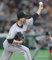 　力投する先発のグリフィン（撮影・西岡正）