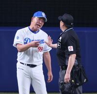 　９回、代打・渡辺の四球判定に抗議する井上監督（撮影・立川洋一郎）