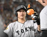 　４回、本塁打を放ちナインに迎えられる泉口