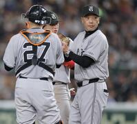 　７回、投手交代を待つ阿部監督（右）＝撮影・西岡正