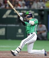 　４回、空振り三振に倒れる山田（撮影・西岡正）