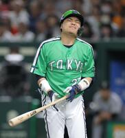 　５回、死球に顔をゆがめる中村悠（撮影・西岡正）