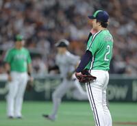 　４回、泉口にソロを浴びた吉村（右）＝撮影・西岡正