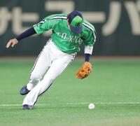 　１回、増田陸のゴロをエラーする山田（撮影・西岡正）