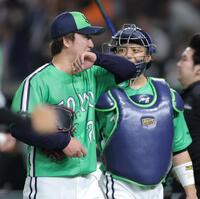 　３回、巨人に先制を許し、汗を拭いながらベンチへ戻る吉村（左）＝撮影・西岡正