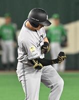 　８回、勝ち越しの２点二塁打を放ちガッツポーズする泉口