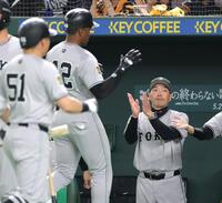 　８回、泉口の勝ち越し二塁打で生還したヘルナンデス（４２）を拍手で迎える阿部監督（撮影・西岡正）