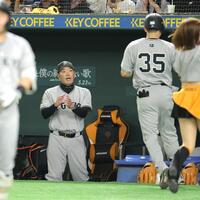 　４回、ソロを放った泉口（右）を祝福する阿部監督（撮影・西岡正）