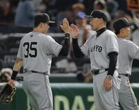 　４連勝に貢献した泉口（左）を迎える阿部監督（撮影・西岡正）