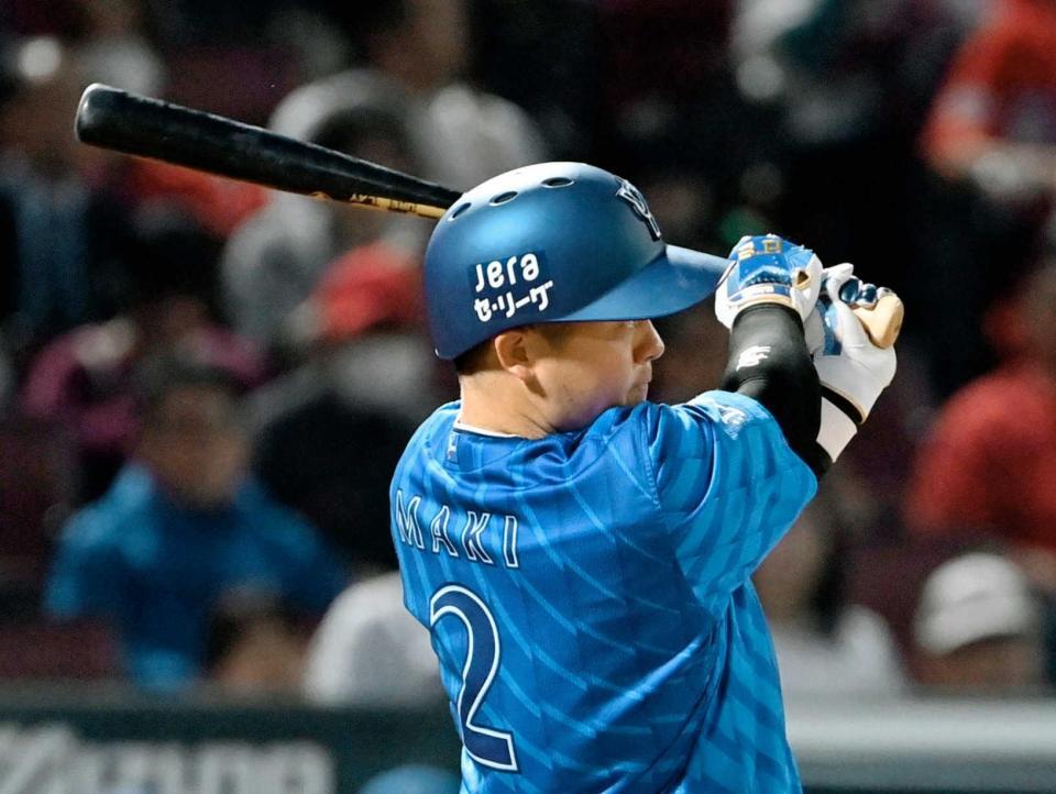 　５回、左翼線に適時二塁打を放つ牧