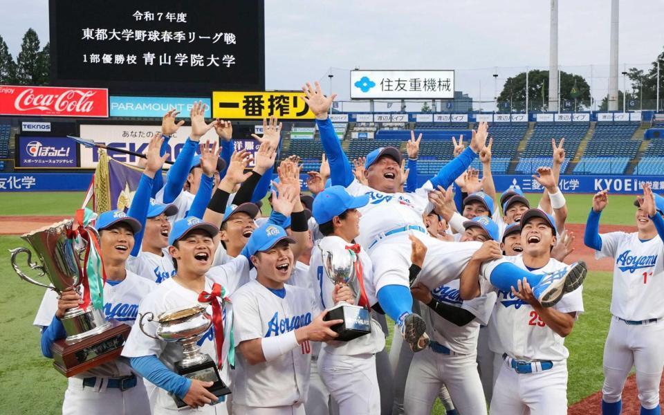 　東都大学野球春季リーグで優勝し、胴上げされる青学大の安藤監督