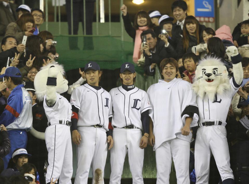 　プロ初出場でうれしい初安打＆初打点　ファンと勝利を分かち合う浅村（中央）。左は中島、右は石井＝２０１０年３月３１日