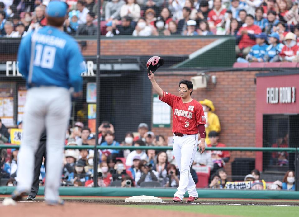 　１回、右前適時打を放って２０００安打を達成し、声援に応える浅村（撮影・金田祐二）