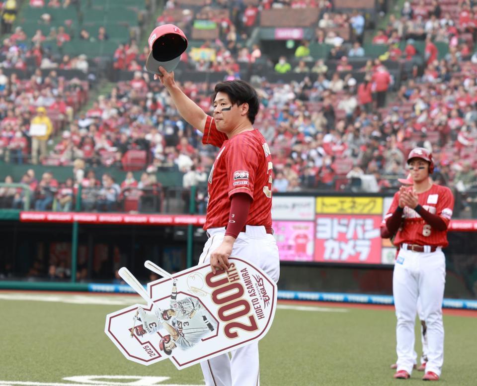　１回、右前適時打を放って２０００安打を達成し、声援に応える浅村（撮影・金田祐二）