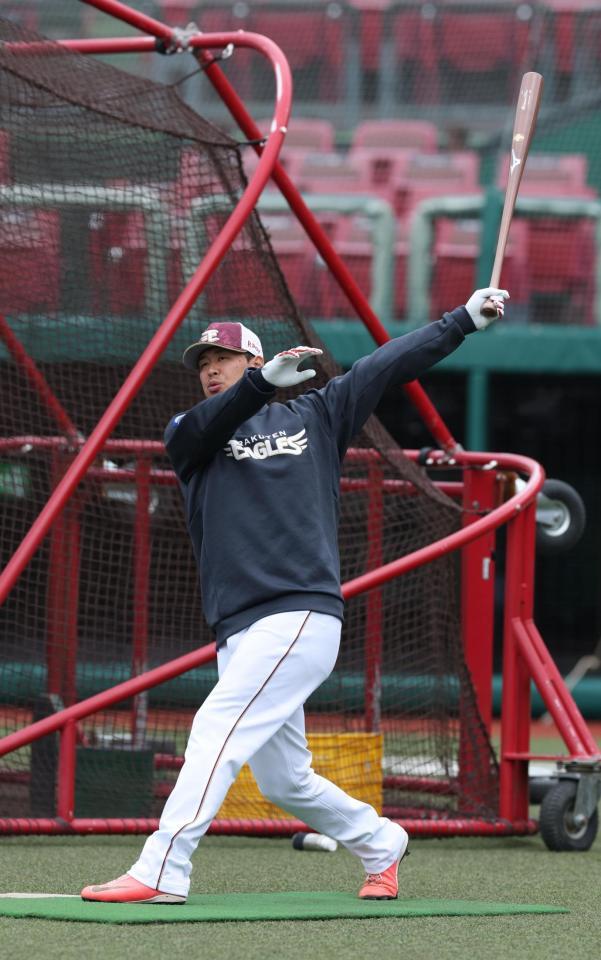 　ロングティーで汗を流す浅村（撮影・金田祐二）