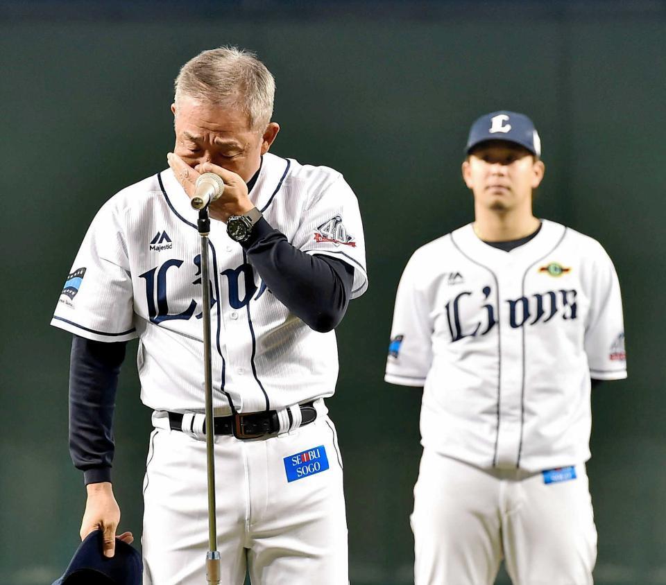 　声を詰まらせながらあいさつをする辻監督（中央）。後方は浅村（２０１４年１月）