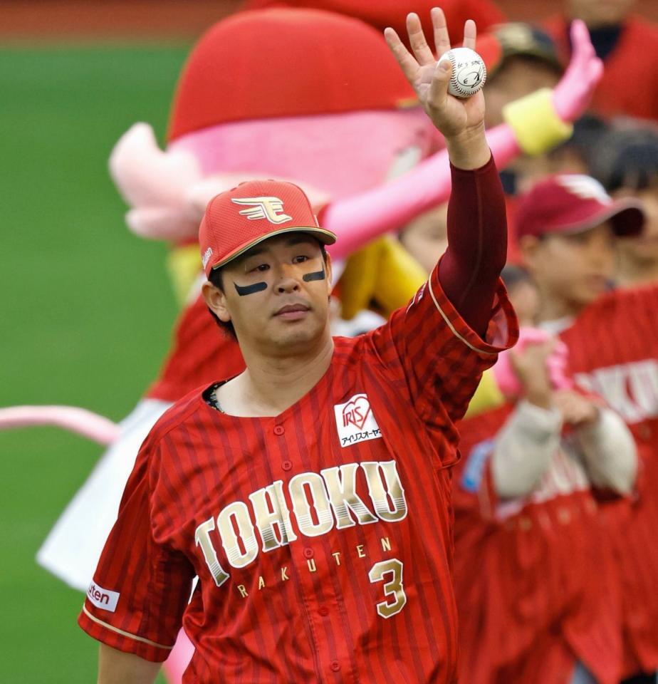 　日本ハムに勝利し、場内一周する、通算２０００安打を達成した浅村