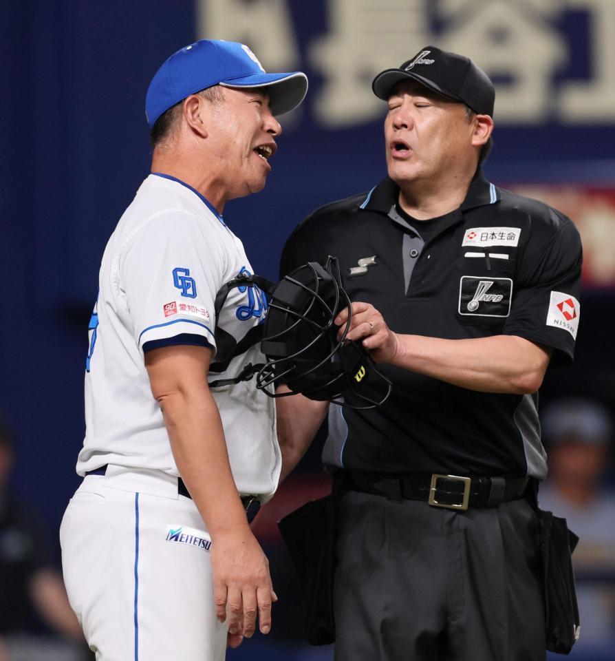 　９回、渡辺の四球判定について、球審に確認する井上監督（左）＝撮影・北村雅宏）