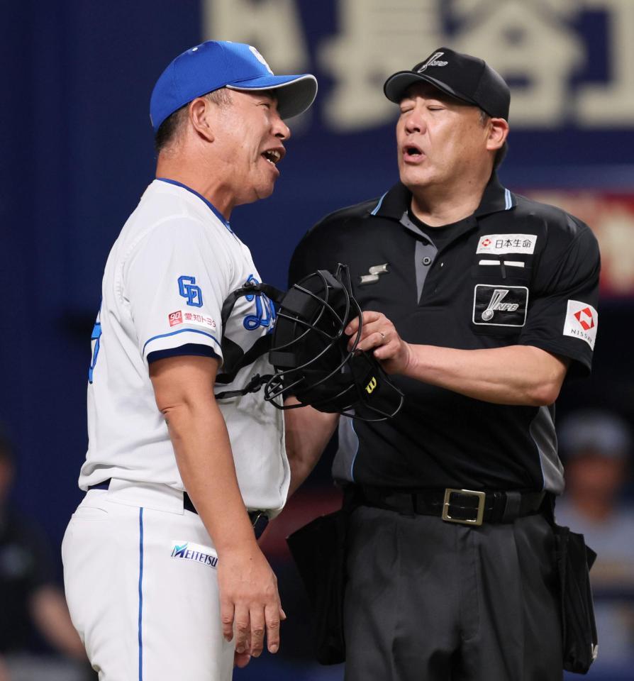 　９回、渡辺の四球判定について、球審に確認する井上監督（左）＝撮影・北村雅宏）