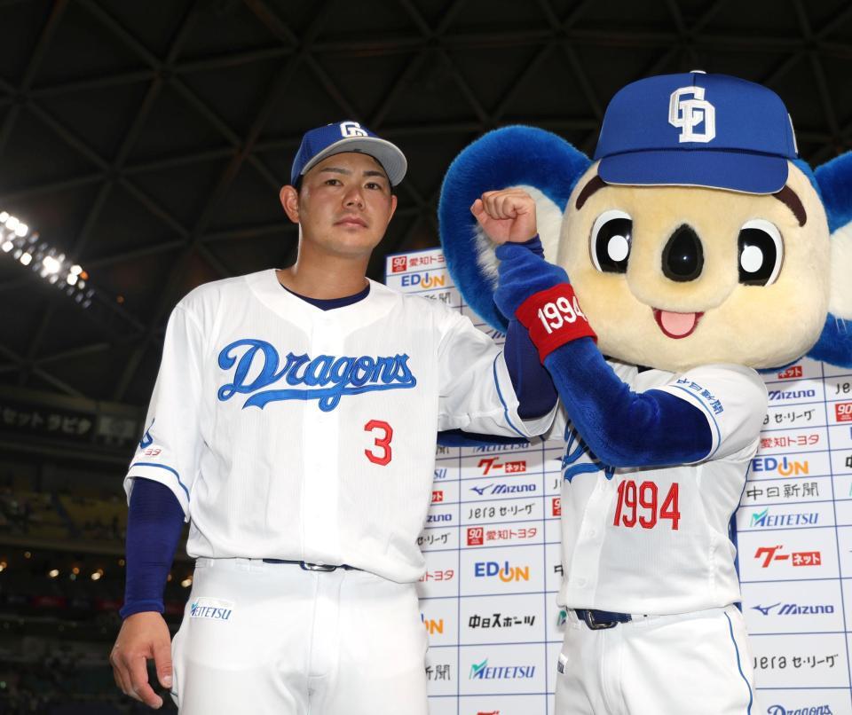 　お立ち台でポーズを決める高橋周（左）＝撮影・北村雅宏