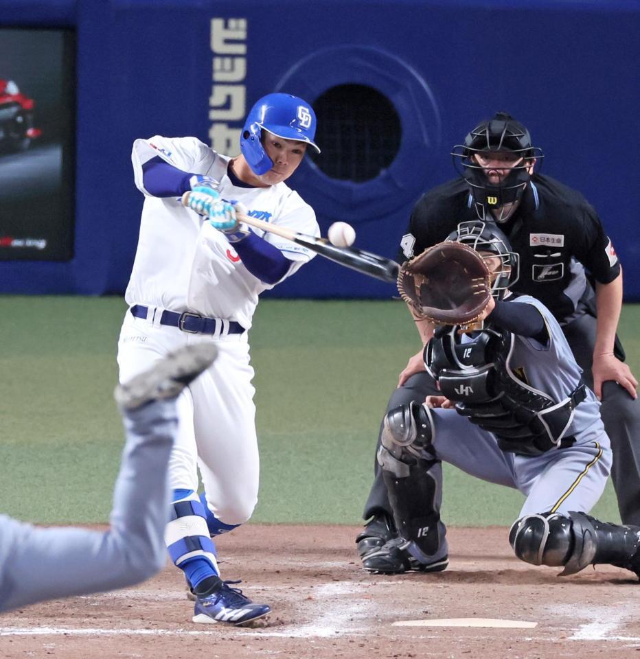 　８回、中前へ勝ち越しの２点適時打を放つ高橋周（撮影・立川洋一郎）