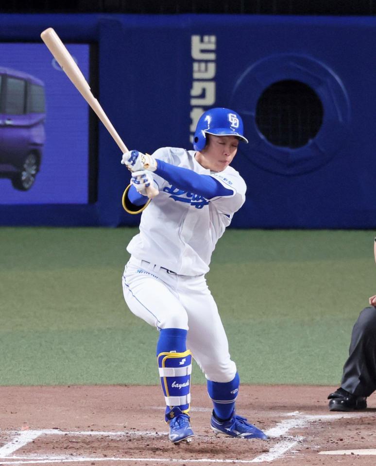 　２回、左前へ２点適時打を放つ岡林（撮影・立川洋一郎）