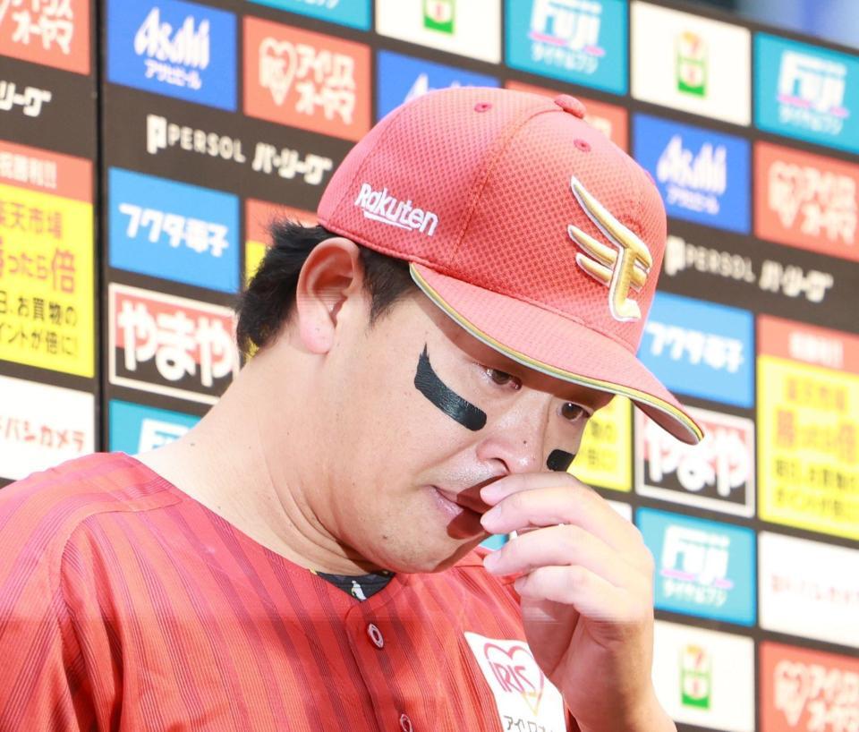 　お立ち台で感極まる浅村（撮影・金田祐二）