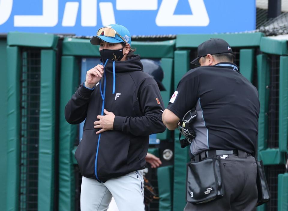 　選手交代を告げる新庄監督（撮影・金田祐二）