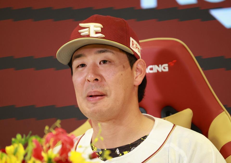 　取材に応じる浅村（撮影・金田祐二）