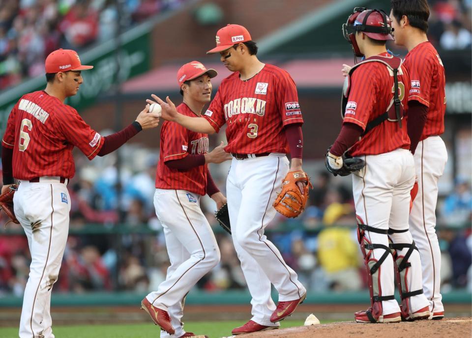 　ウイニングボールを受け取る浅村（撮影・金田祐二）