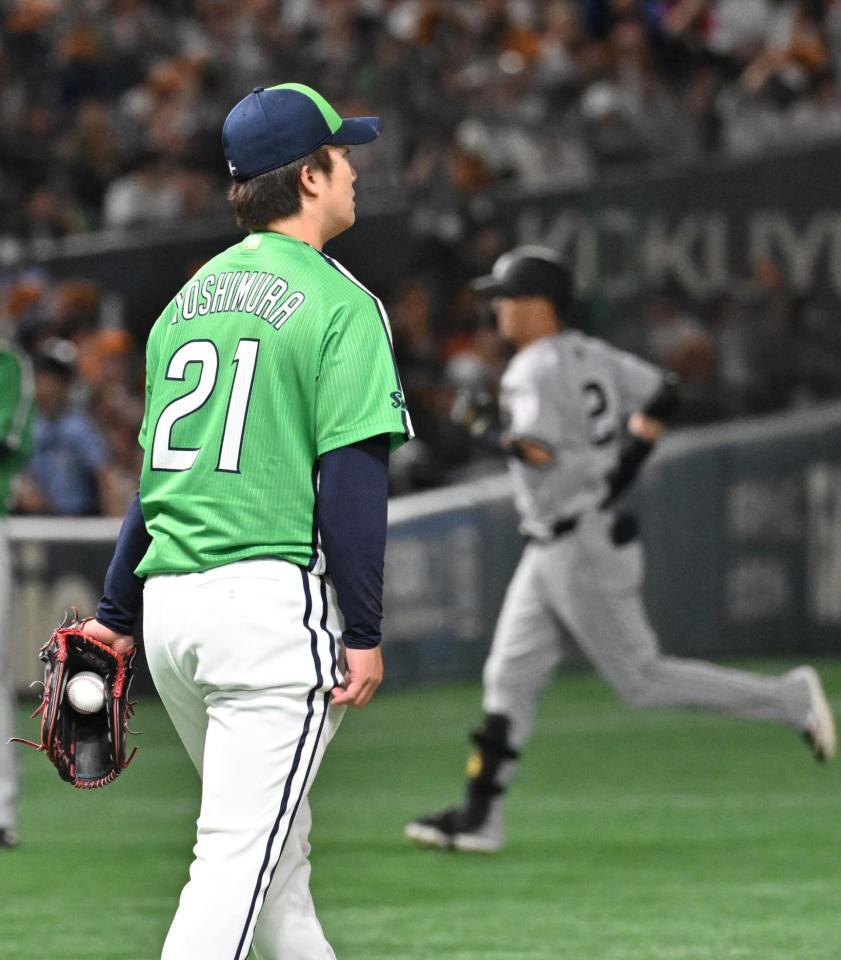 　３回、吉川（右）に先制本塁打を許した吉村