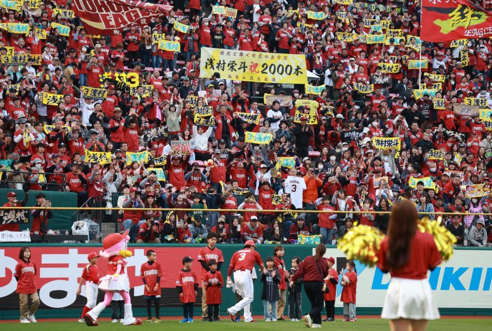 　浅村の２０００安打を祝福するファン（撮影・金田祐二）