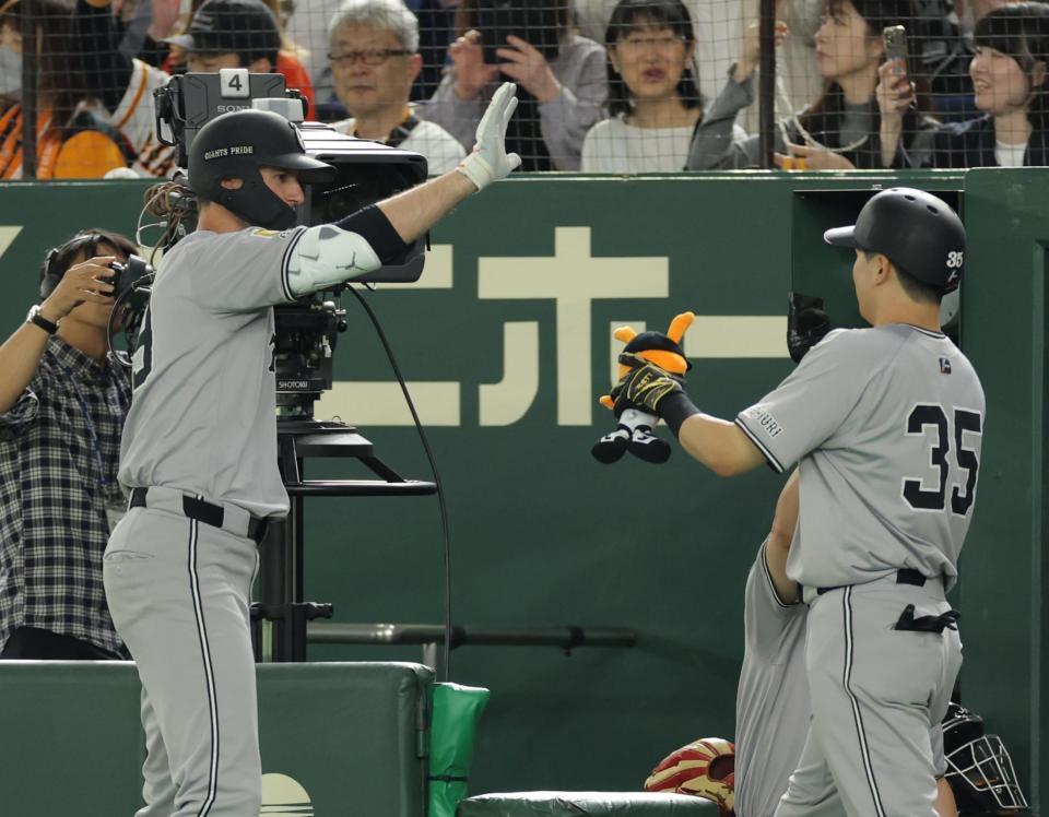 　４回、ソロを放った泉口（右）を祝福するグリフィン（撮影・西岡正）