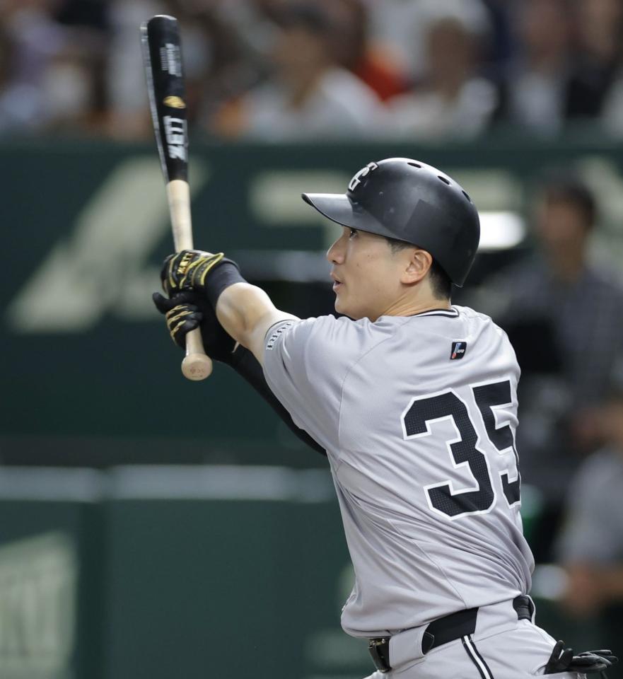 　８回、勝ち越し二塁打を放つ泉口（撮影・西岡正）