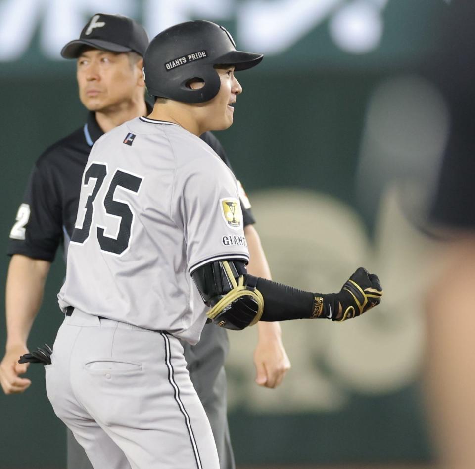 　８回、勝ち越し二塁打を放ち、ガッツポーズの泉口（撮影・西岡正）