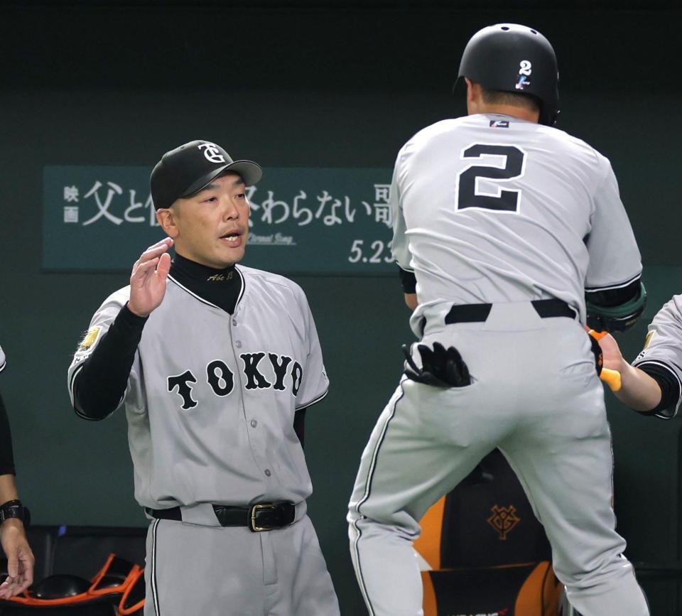 　３回、先制ソロを放った吉川（右）を迎える阿部監督（撮影・西岡正）