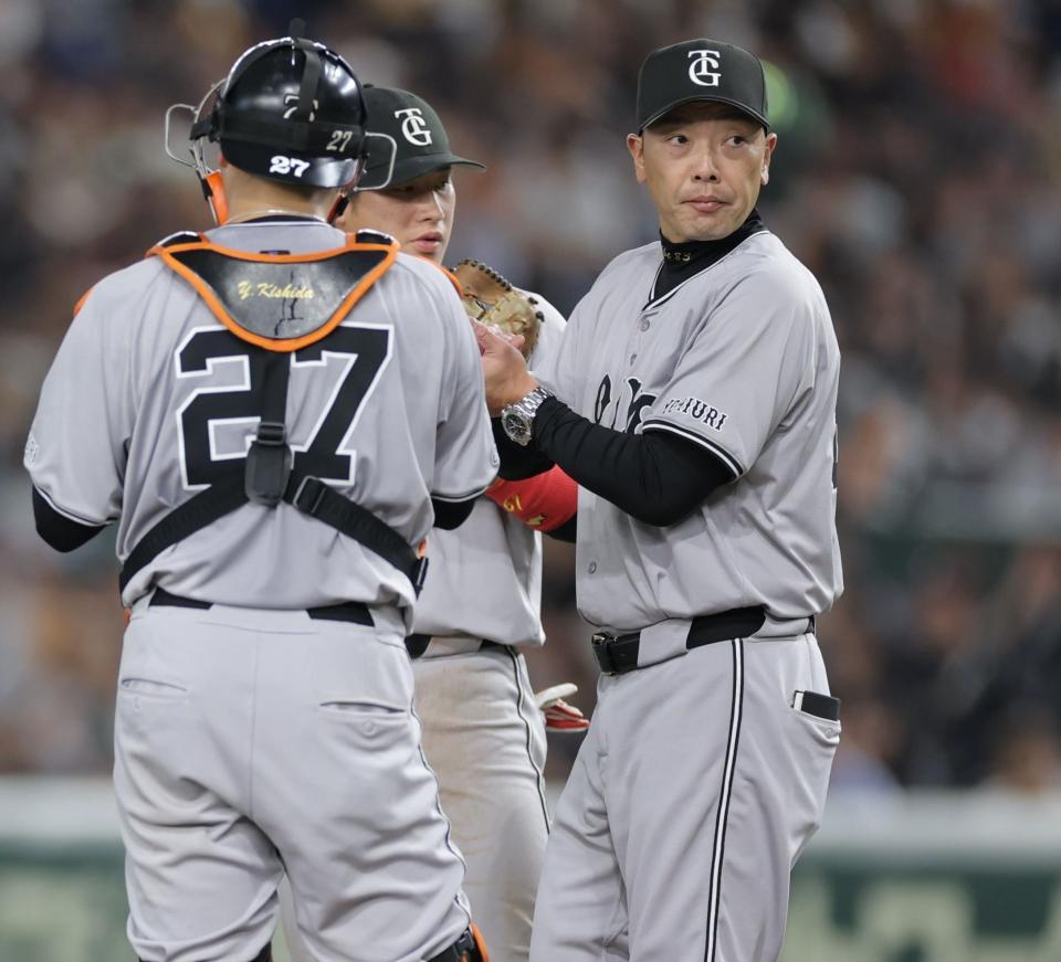 　７回、投手交代を待つ阿部監督（右）＝撮影・西岡正