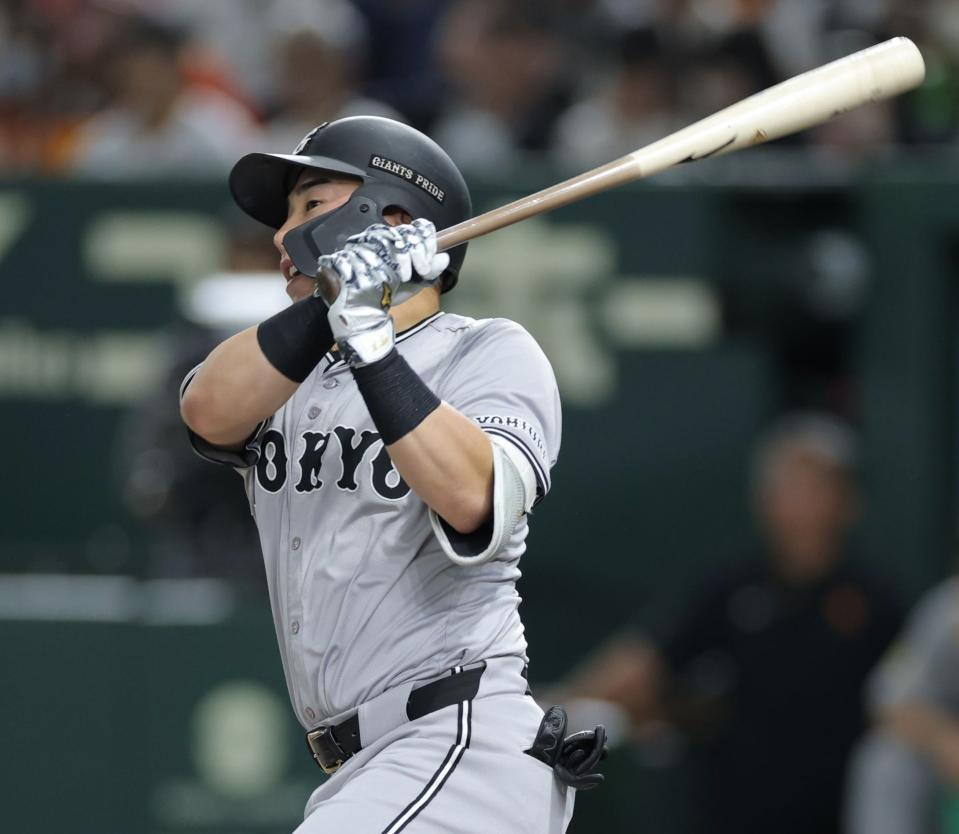 　７回、二塁打を放つ浅野（撮影・西岡正）