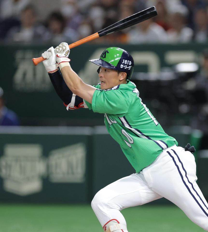 　７回、同点打を放つ宮本（撮影・西岡正）