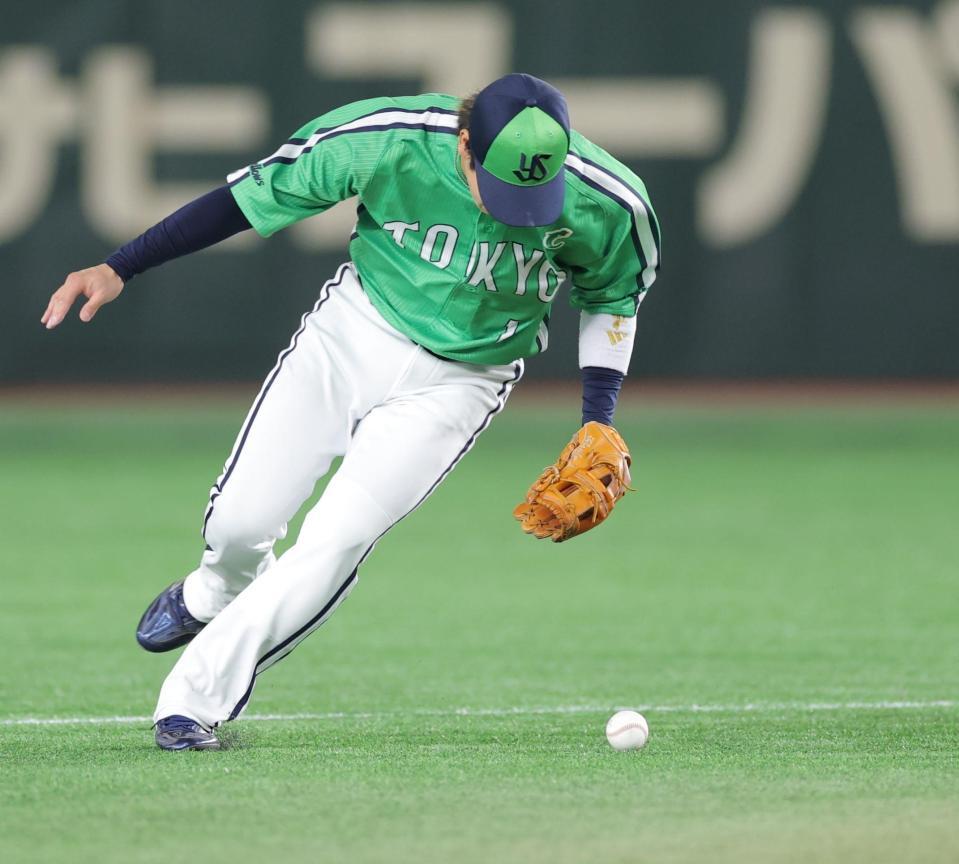 　１回、増田陸のゴロをエラーする山田（撮影・西岡正）