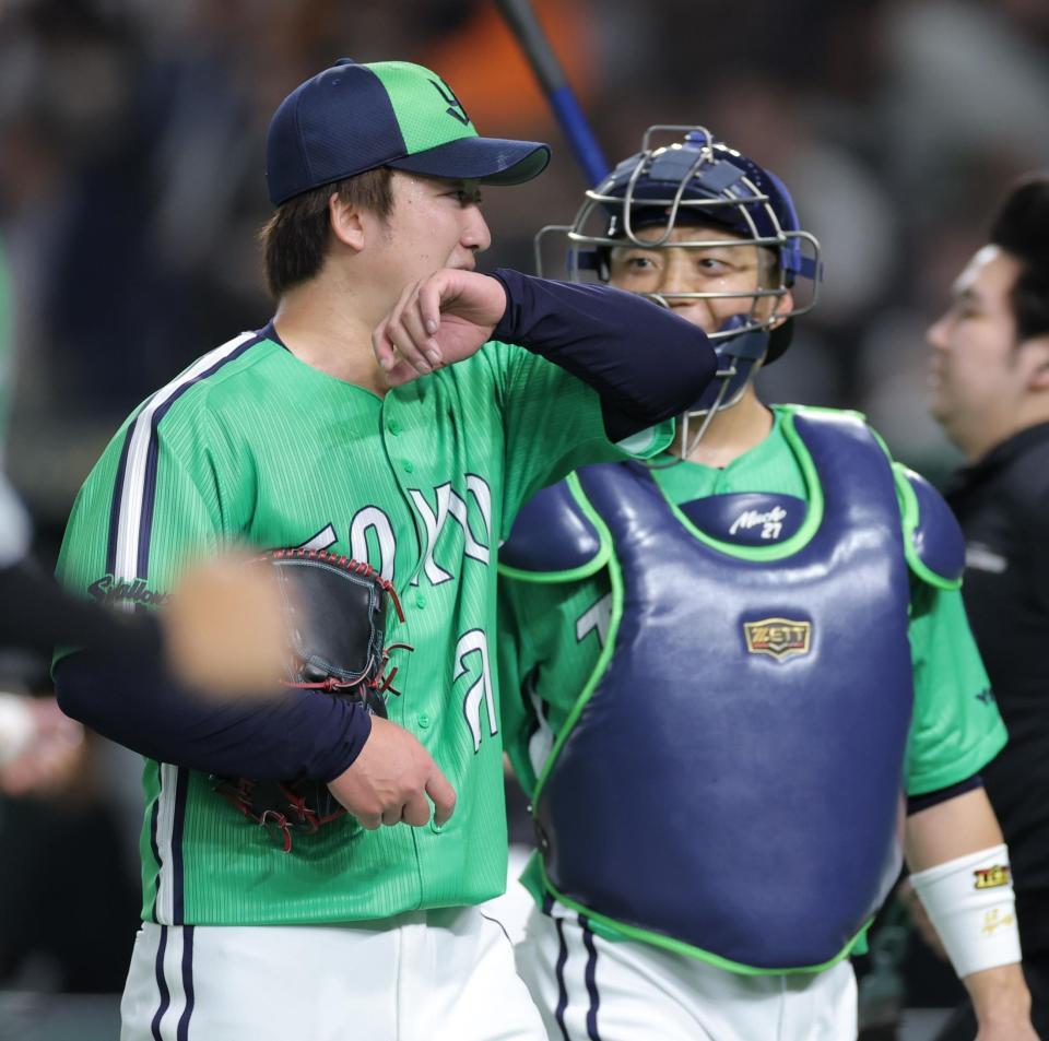 　３回、巨人に先制を許し、汗を拭いながらベンチへ戻る吉村（左）＝撮影・西岡正