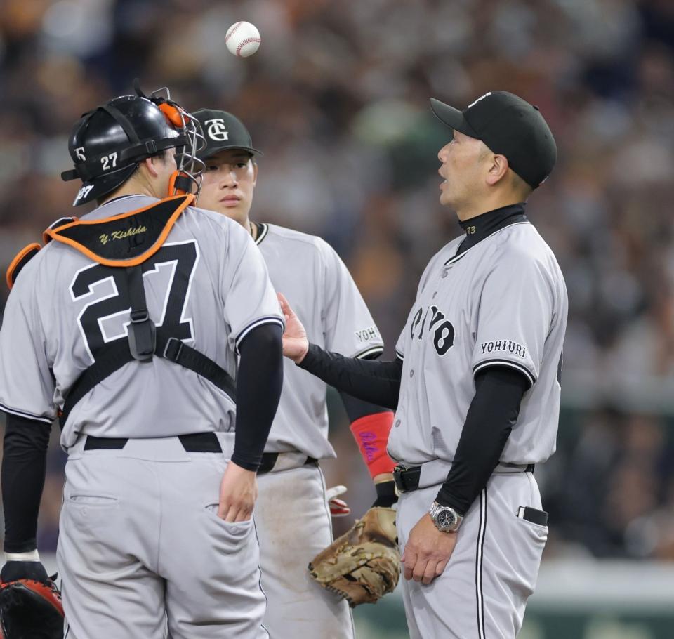 　７回、投手交代の間、ボールを宙に投げる阿部監督（右）＝撮影・西岡正