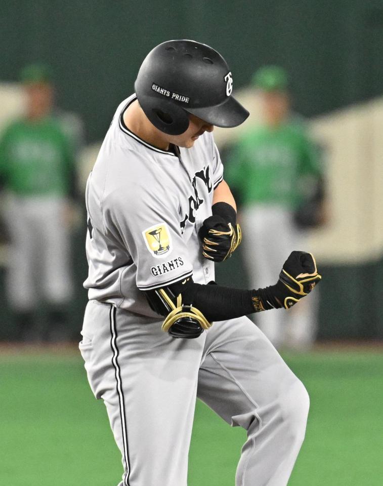 　８回、勝ち越しの２点二塁打を放ちガッツポーズする泉口