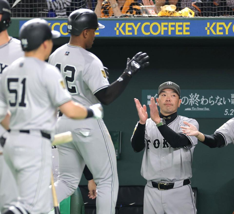 　８回、泉口の勝ち越し二塁打で生還したヘルナンデス（４２）を拍手で迎える阿部監督（撮影・西岡正）